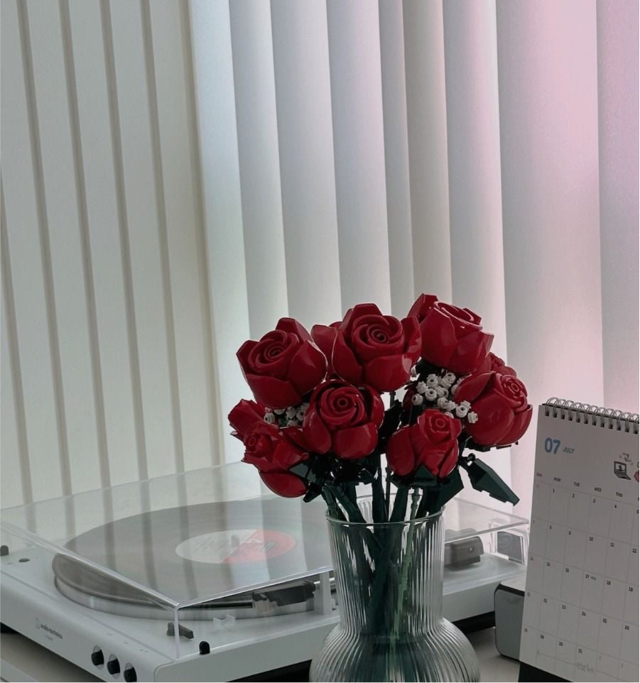 Everlasting LEGO Rose Bouquet Brighten any space with this elegant rose bouquet. Featuring vibrant red roses and delicate white accents, it’s a timeless decoration or gift for any occasion. Enjoy the beauty of flowers that never wilt.