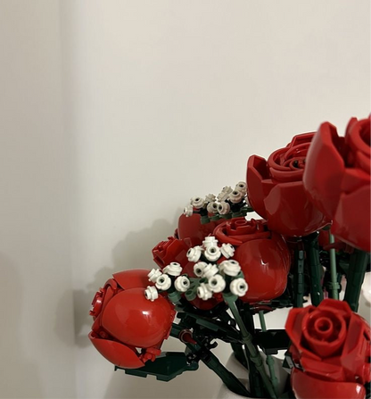 Everlasting LEGO Rose Bouquet Brighten any space with this elegant rose bouquet. Featuring vibrant red roses and delicate white accents, it’s a timeless decoration or gift for any occasion. Enjoy the beauty of flowers that never wilt.