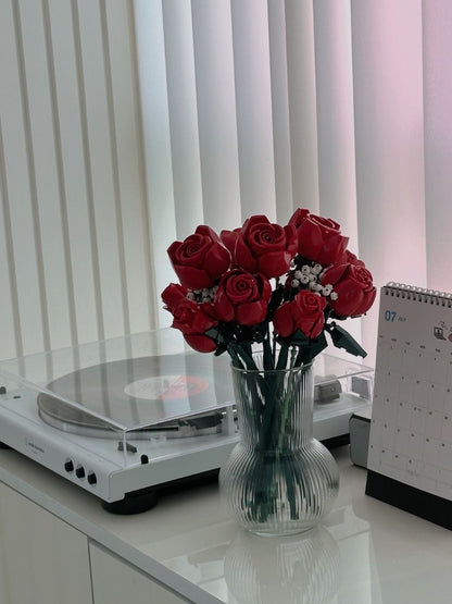 Everlasting LEGO Rose Bouquet Brighten any space with this elegant rose bouquet. Featuring vibrant red roses and delicate white accents, it’s a timeless decoration or gift for any occasion. Enjoy the beauty of flowers that never wilt.