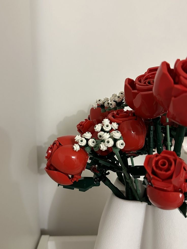 Everlasting LEGO Rose Bouquet Brighten any space with this elegant rose bouquet. Featuring vibrant red roses and delicate white accents, it’s a timeless decoration or gift for any occasion. Enjoy the beauty of flowers that never wilt.