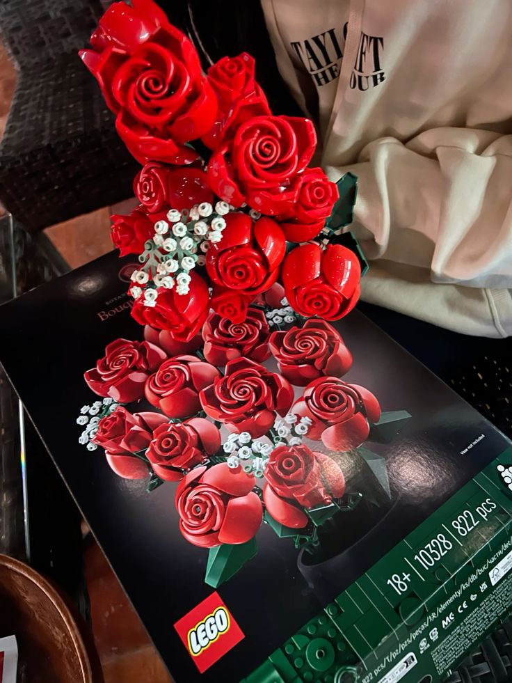 Everlasting LEGO Rose Bouquet Brighten any space with this elegant rose bouquet. Featuring vibrant red roses and delicate white accents, it’s a timeless decoration or gift for any occasion. Enjoy the beauty of flowers that never wilt.